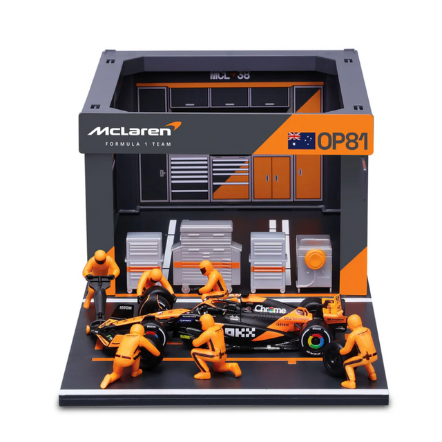 Bburago F1 Mclaren F1 Team MCL38 2024 Pit Pass Diorama Oscar Piastri 1/43 Scale