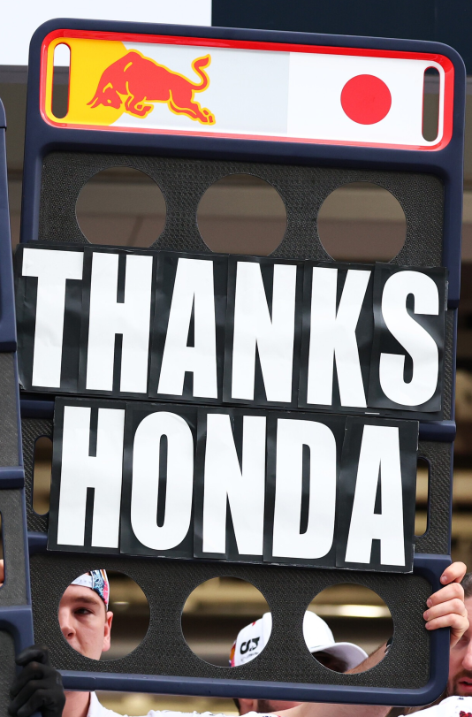 Spark Models F1 Red Bull Racing RB21 No.22 Oracle Red Bull Racing - Japanese GP 2025 - Yuki Tsunoda (With Pit Board) 1/18 Scale