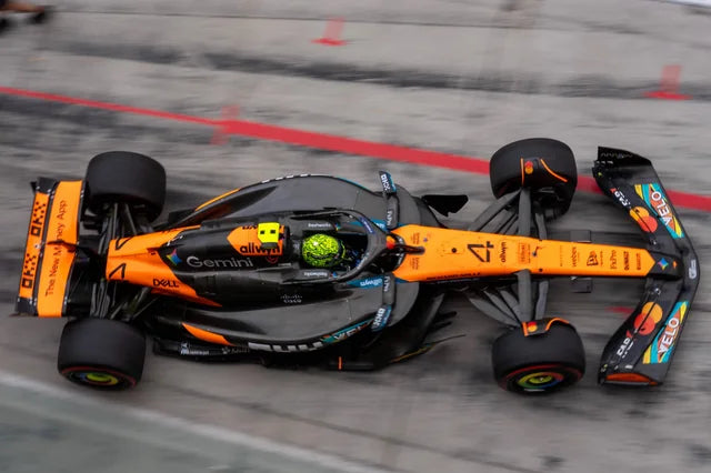 Spark Models McLaren MCL39 No.4 3rd Abu Dhabi GP 2025 - Lando Norris - F1 Drivers' World Champion 2025 (with pit board) 1/18 Scale Model
