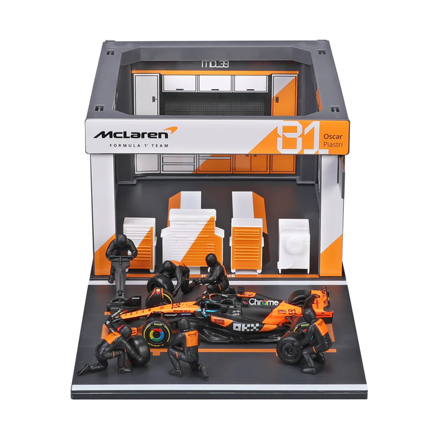 Bburago F1 McLaren F1 Team MCL39 Pit Pass Diorama Oscar Piastri 1/43 Scale Model