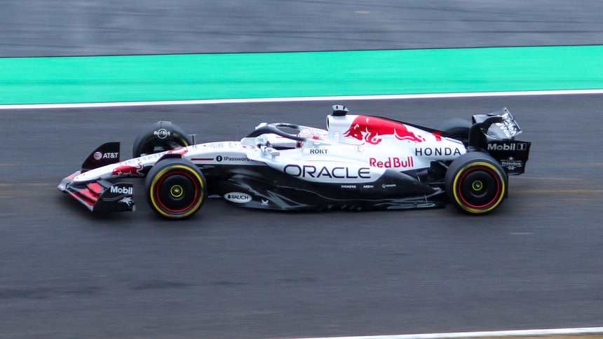 Bburago F1 Red Bull Racing RB21 Japan GP 2025 Max Verstappen With Helmet 1/43 Scale Model