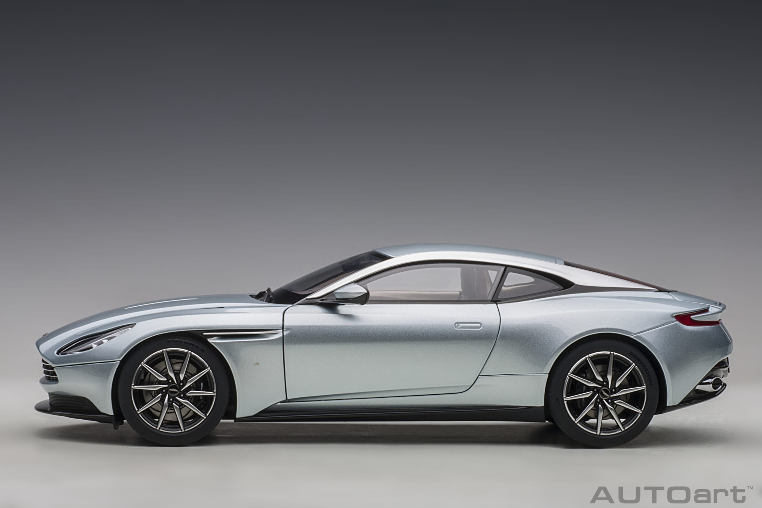 AUTOart Aston Martin DB11 ホワイト 1/18 Amazon.co.jp: AUTOart 1/18 アストンマーチン DB11 メタリック