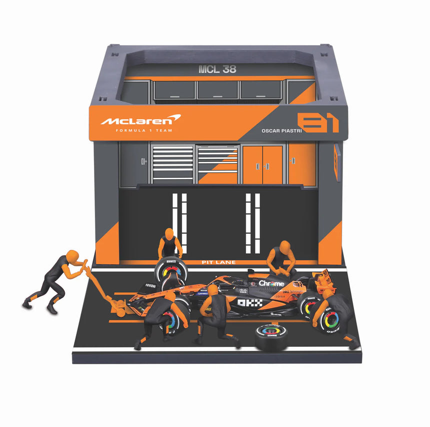 Bburago F1 Mclaren F1 Team MCL38 2024 Pit Pass Diorama Oscar Piastri 1/43 Scale