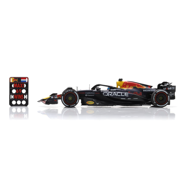 Spark Models F1 Oracle Red Bull Racing RB21 No.1 Winner Las Vegas GP 2025 - Max Verstappen - (with pit board) 1/43 Scale Model